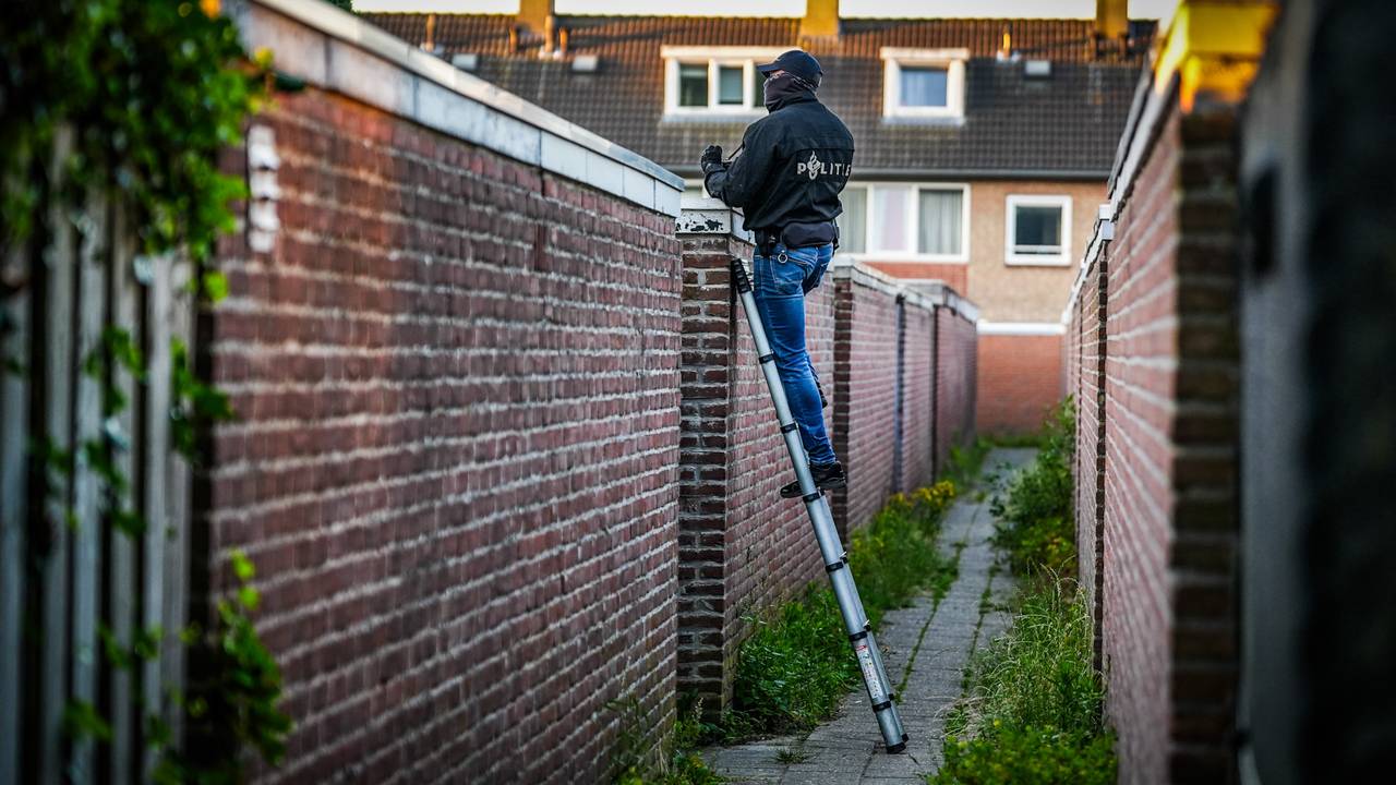 Achter die woning aan de Spica in Veldhoven hield een agent op een trapje in de gaten of er niemand probeerde te vluchten (foto: SQ Vision).