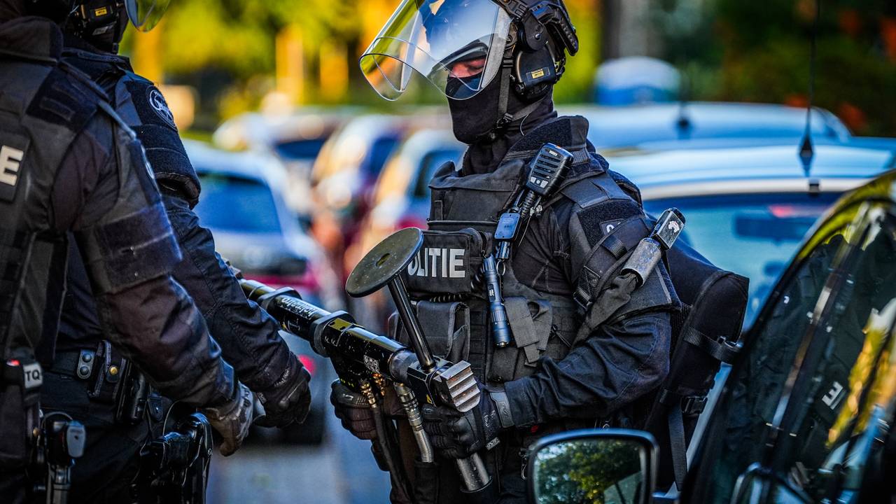 Het politieteam Oost-Brabant kreeg bij de inval aan het Cygnuserf ondersteuning van een tweede team uit de politieregio Zeeland-West-Brabant. Foto: SQ Vision.