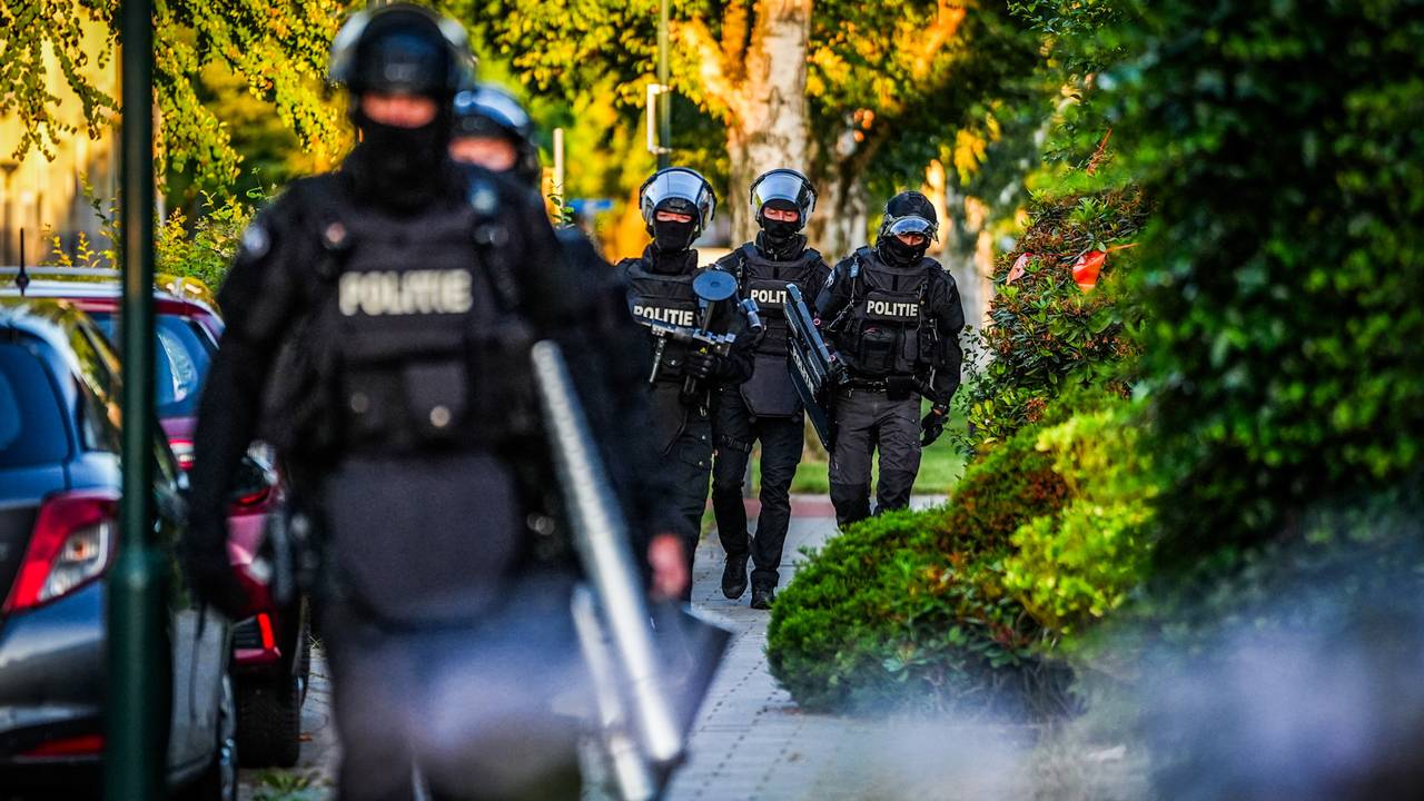 Het arrestatieteam aan het Cygnuserf in Veldhoven (foto: SQ Vision).