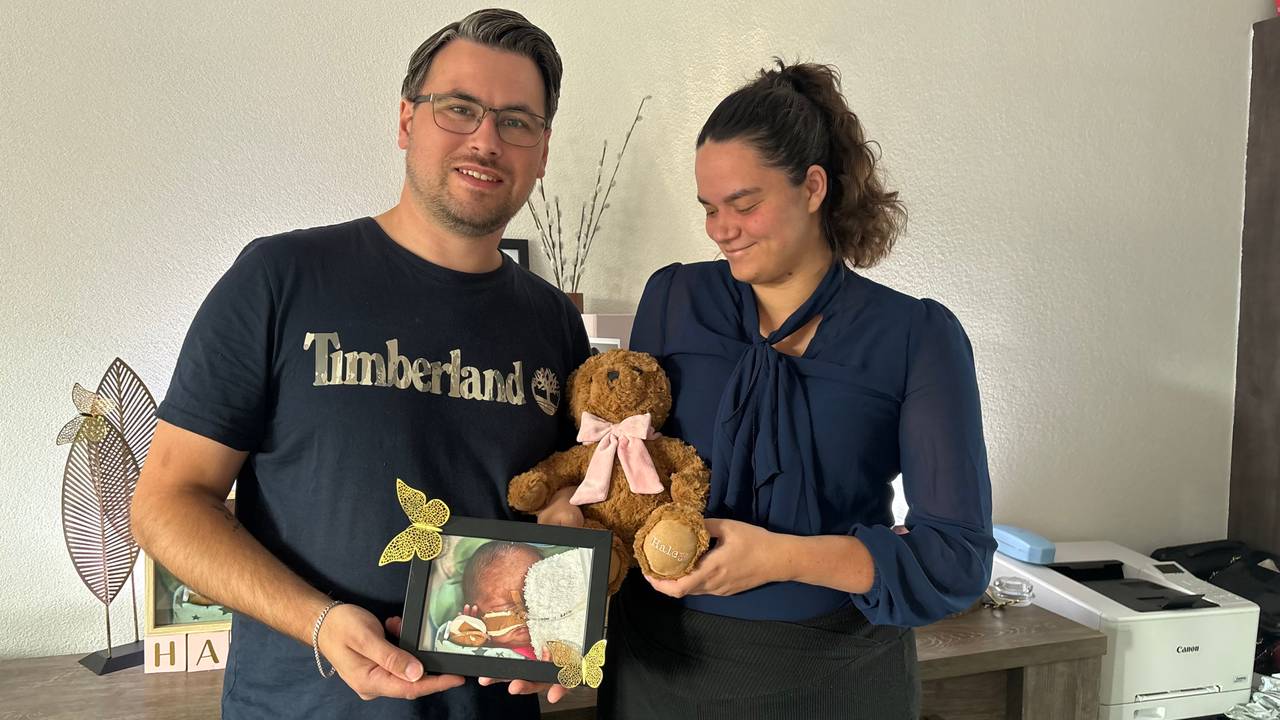 Colin en Kim met een foto en knuffel van Haley (Foto: Imke van de Laar)