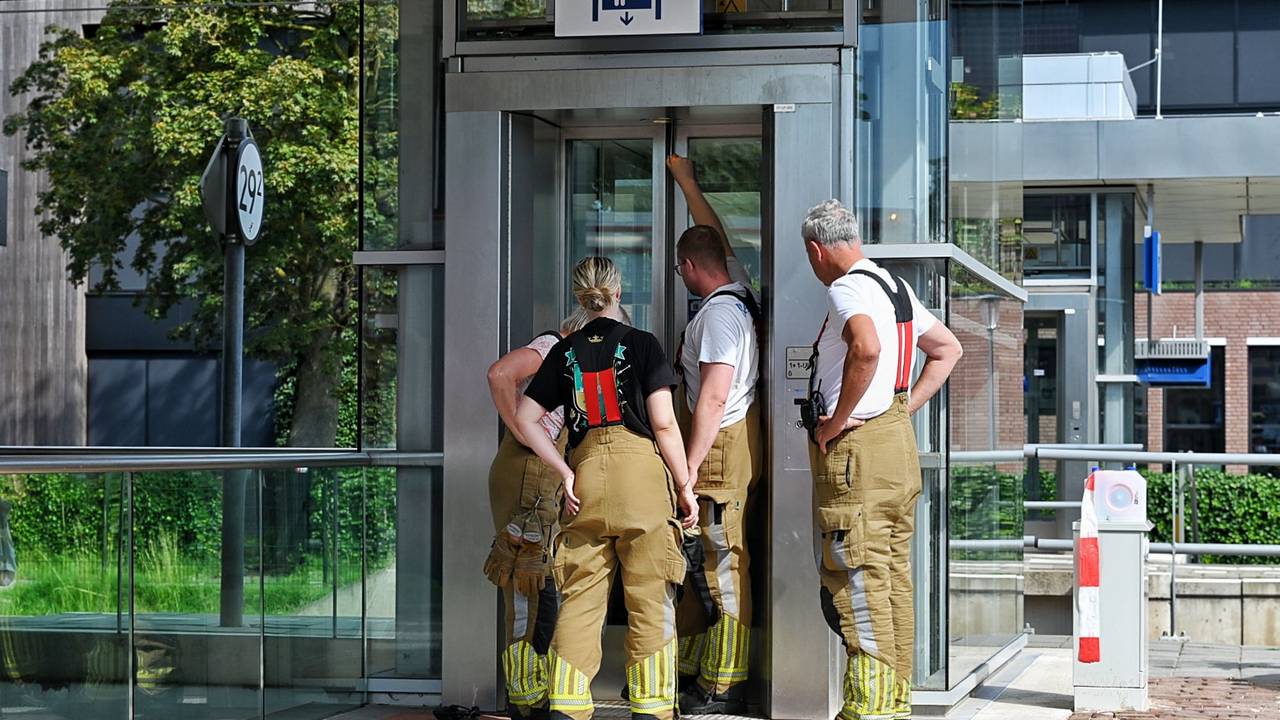 De brandweer probeerde met een speciale sleutel de deur open te krijgen, maar ook dat lukte niet. (Foto: Toby de Kort / Persbureau Heitink.)