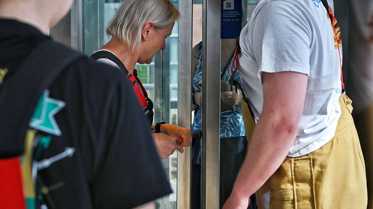 Met behulp van het breekijzer ging de deur eindelijk open. (Foto: Toby de Kort / Persbureau Heitink.)