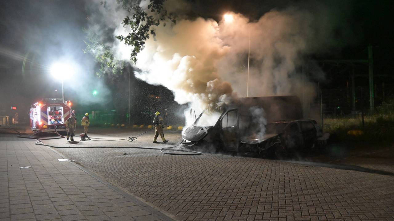 Twee auto's uitgebrand in Breda (foto: Perry Roovers/Persbureau Heitink).