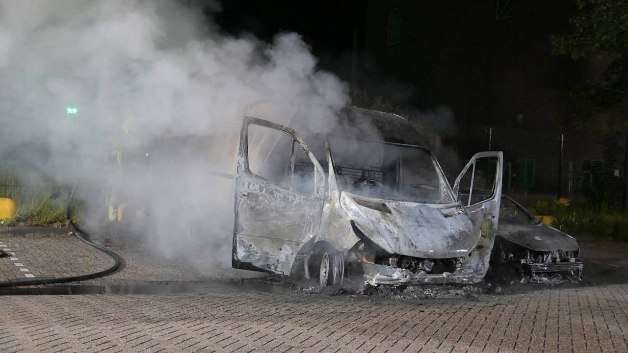 Twee auto's uitgebrand in Breda, brandstichting niet uitgesloten
