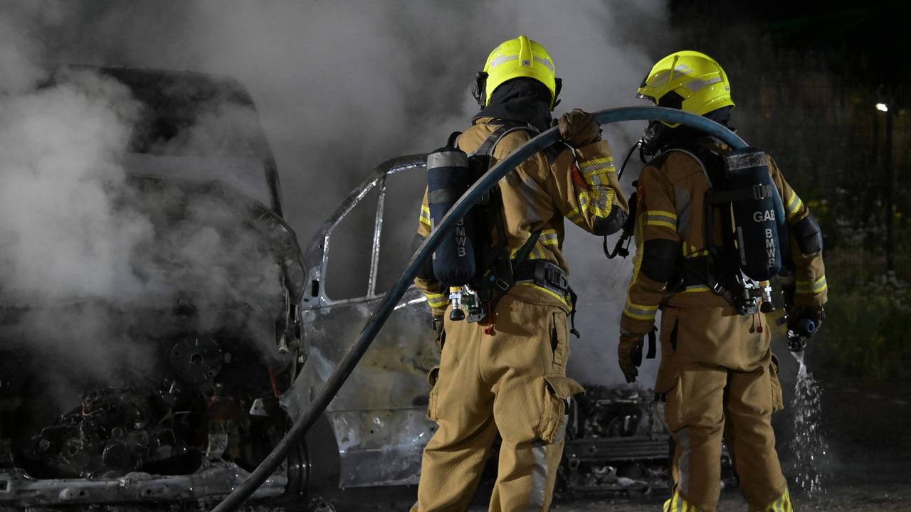 Twee auto's uitgebrand in Breda (foto: Perry Roovers/Persbureau Heitink).