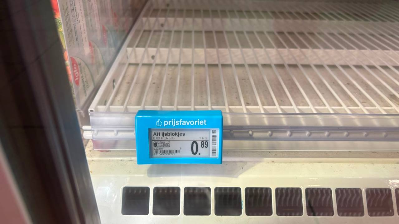 IJsblokjes zijn uitverkocht in een supermarkt in Eindhoven (foto: Omroep Brabant).