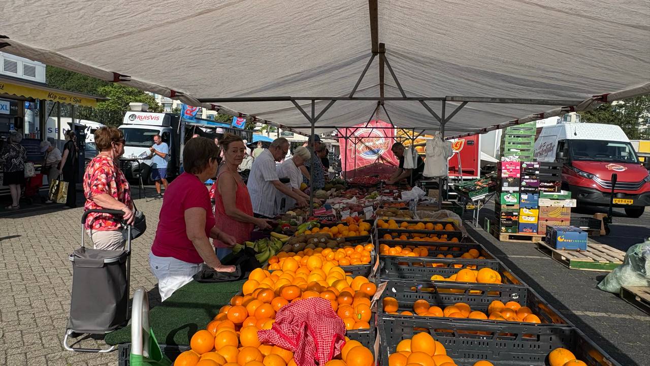 Ondanks de hitte is het woensdagochtend toch druk op de markt in Woensel (foto: Ruud Ritzen).
