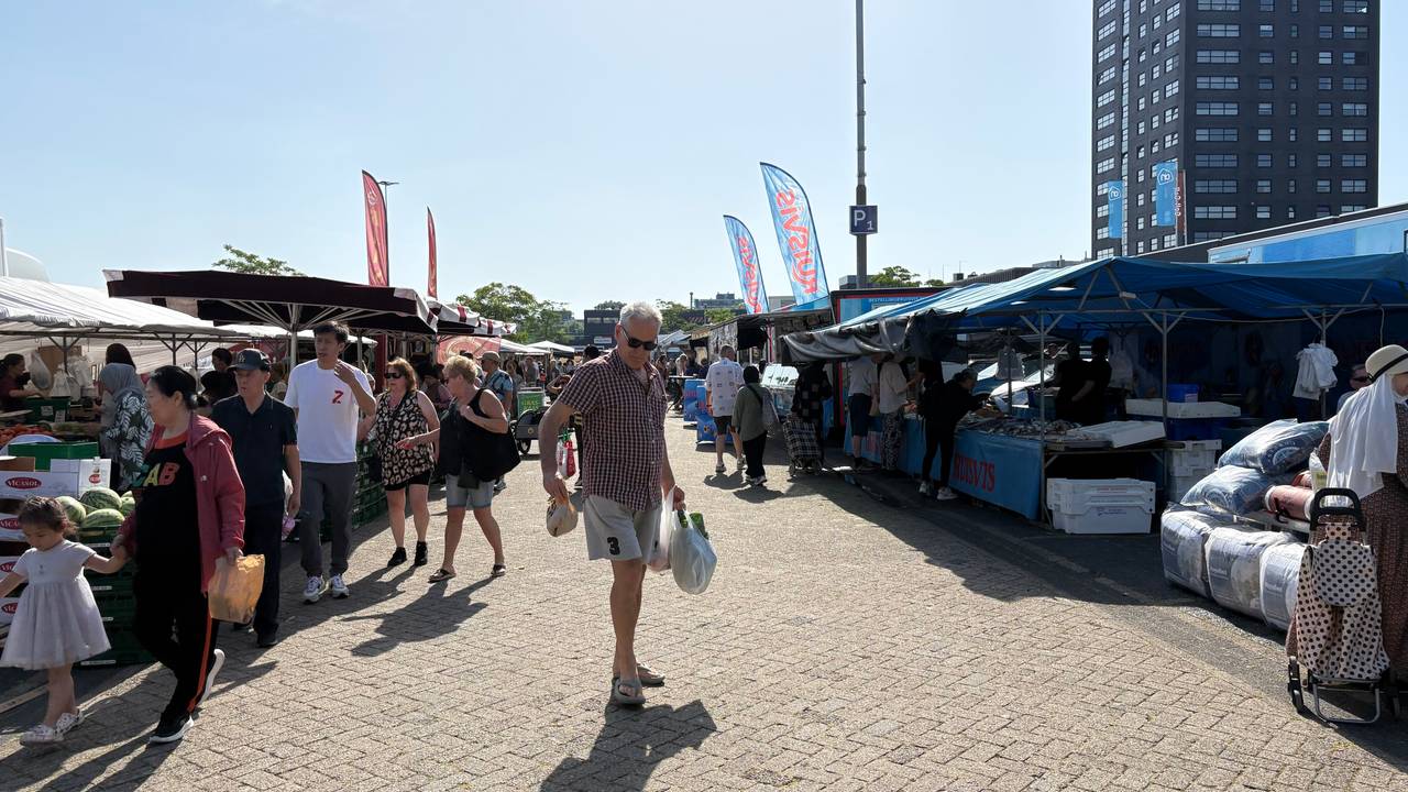 Ondanks de hitte is het toch druk op de markt in Woensel (foto: Ruud Ritzen).
