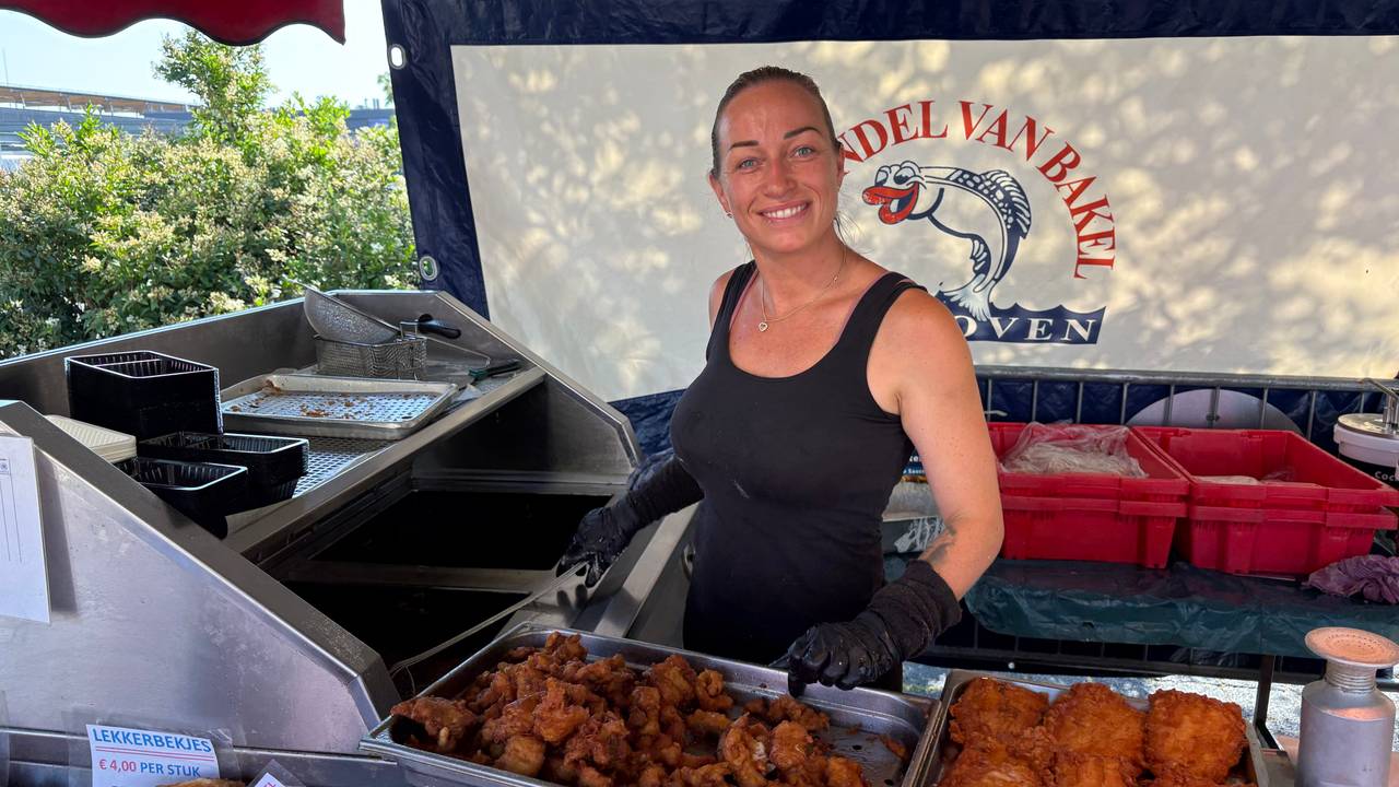 Gienie van Bakel staat kibbeling te bakken op de markt in Woensel (foto: Ruud Ritzen).