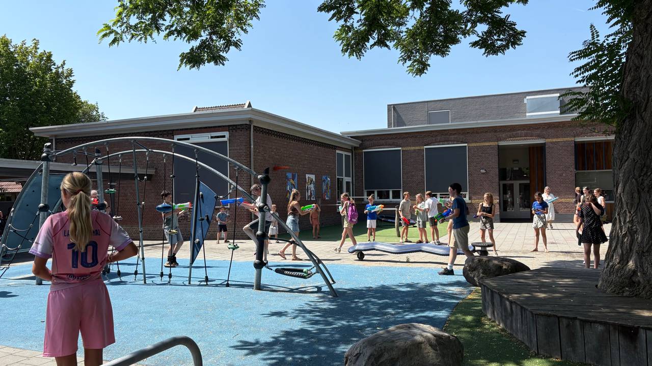 Op de Agnesschool in Boxtel weten ze wel raad met het warme weer (foto: Ruud Ritzen).
