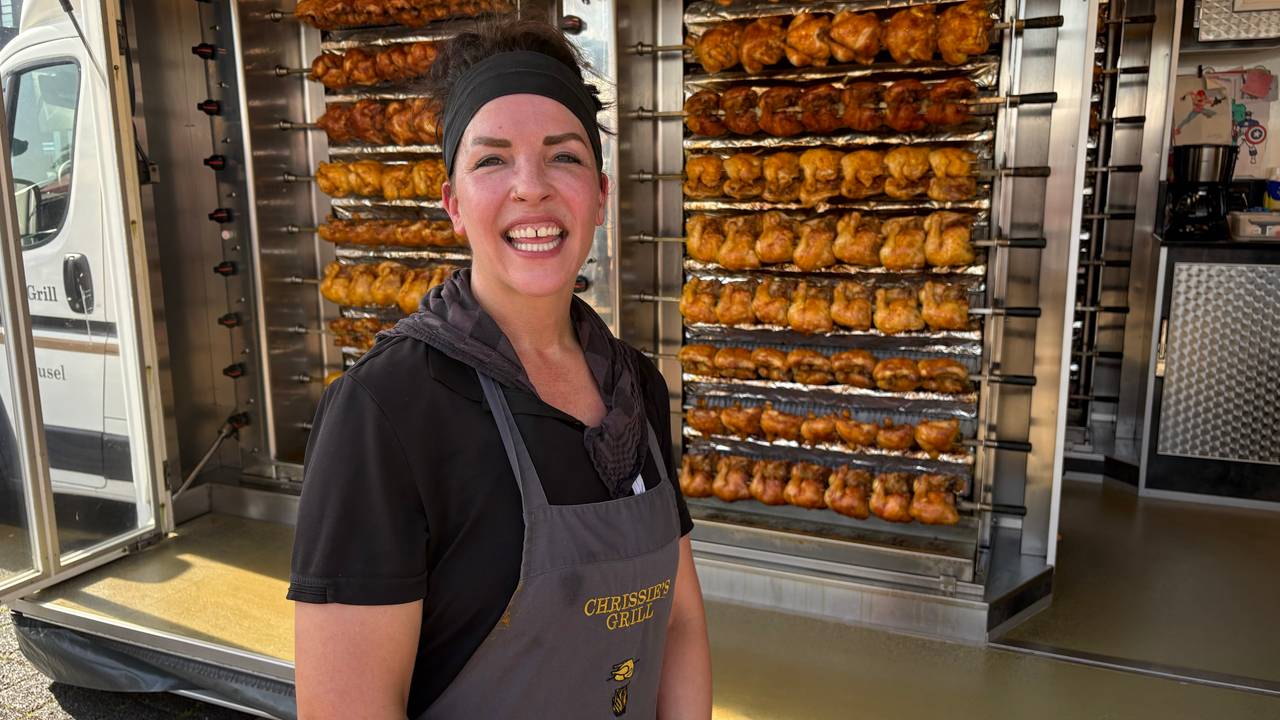 Christel voor de oven op de warmste dag van het jaar (foto: Omroep Brabant)