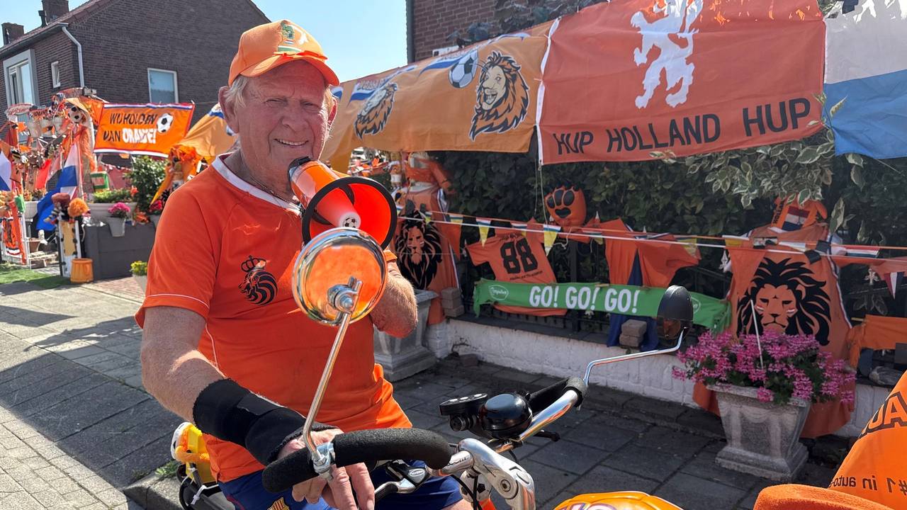 Theo van Meer rijdt tijdens het WK op zijn oranje bakfiets (foto: Erik Peeters)