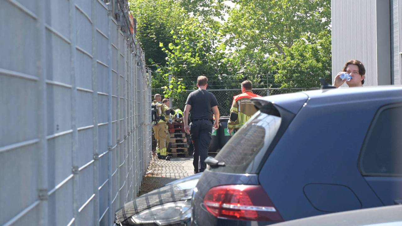 De brand was achter op het terrein (foto: Perry Roovers / Persbureau Heitink).
