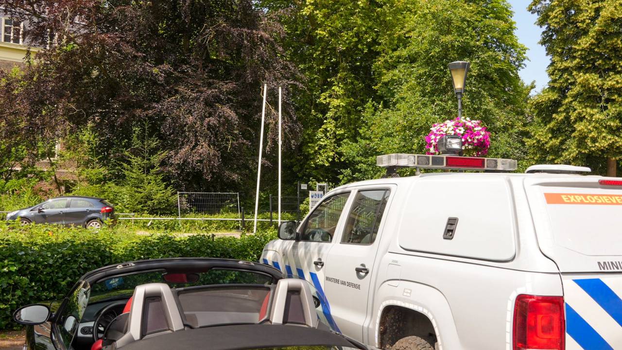 Zwaar vuurwerk in vijver, park in Gemert afgezet (foto: Harrie Grijseels/SQ Vision).