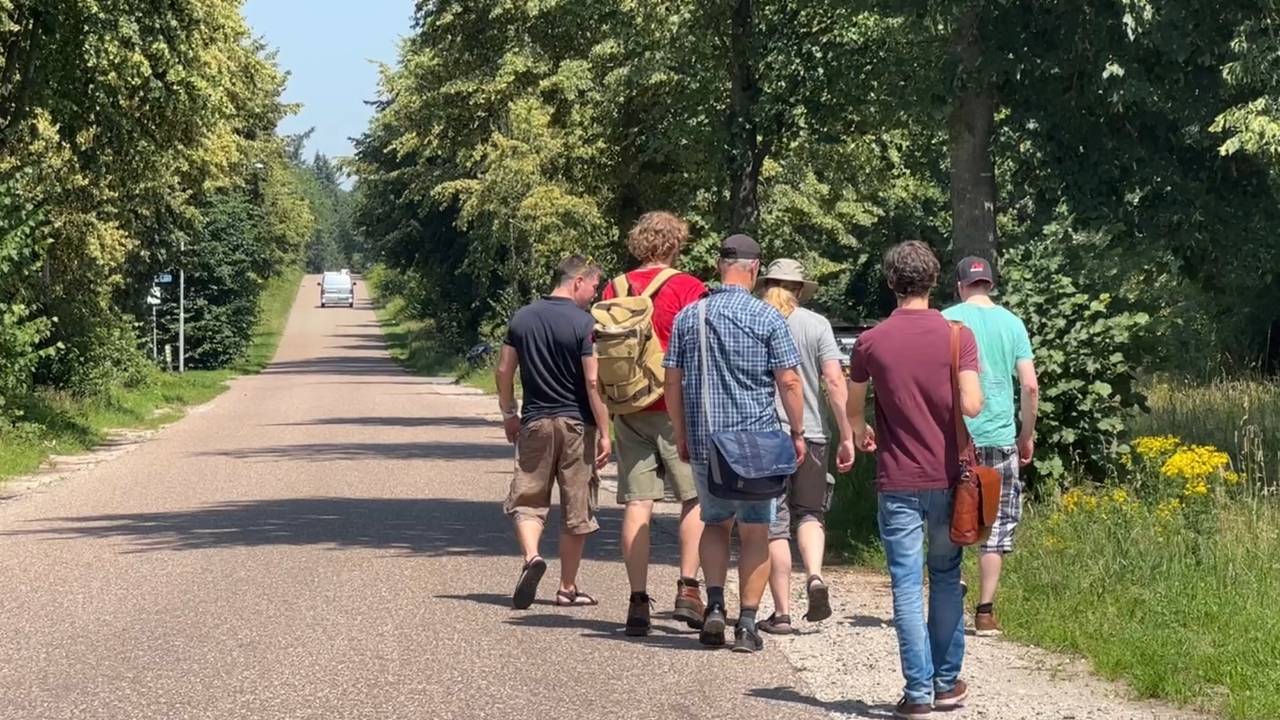 De mannen lopen over het hete asfalt maar laten zich niet kennen (foto: Floortje Steigenga).