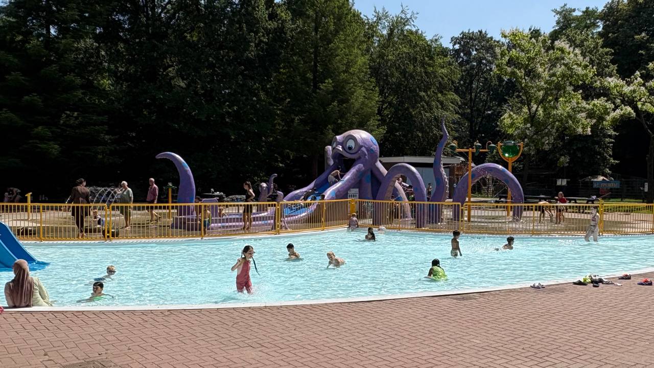 Het zwembadje is weer open van Speelpark de Splinter in Eindhoven (foto: Rogier van Son).