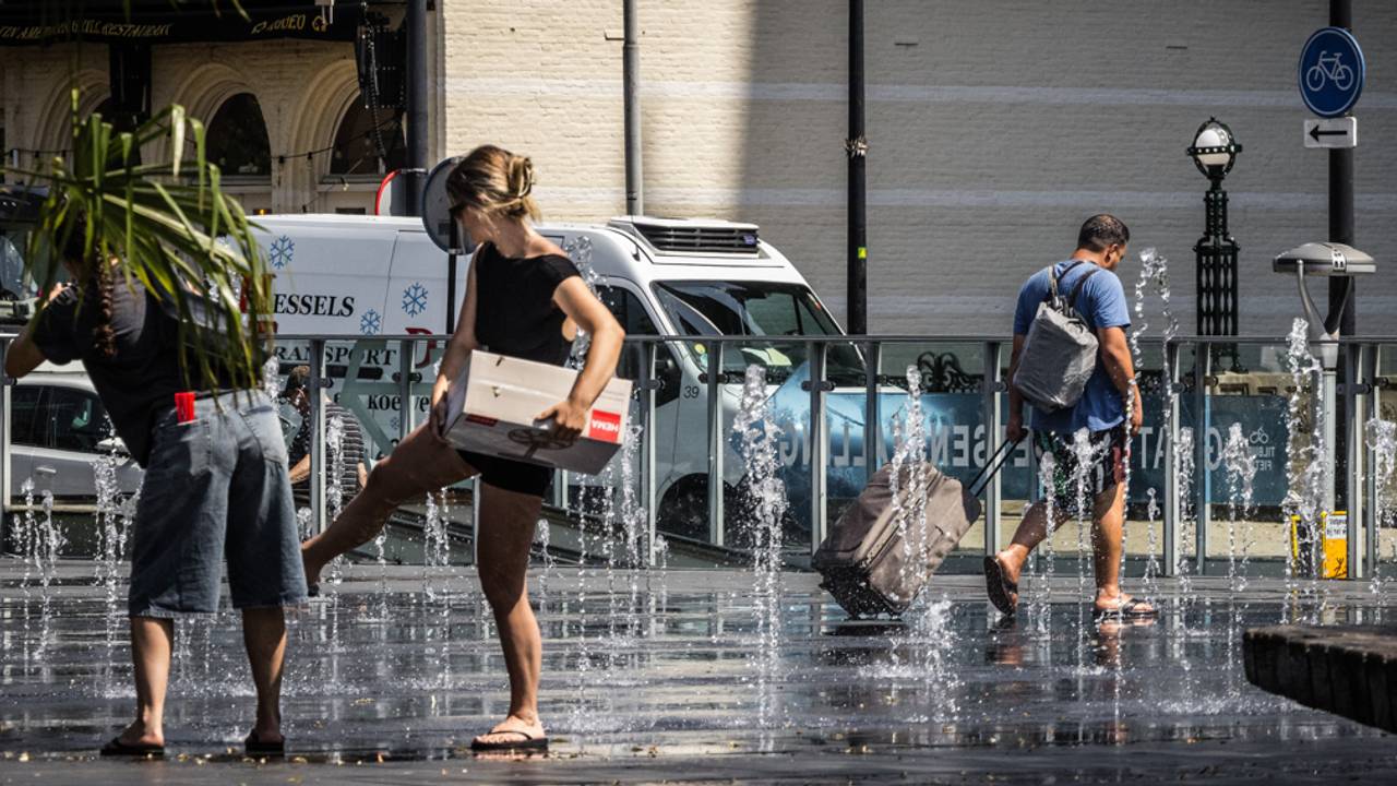 Mensen zoeken verkoeling bij water in Tilburg (foto: ANP).