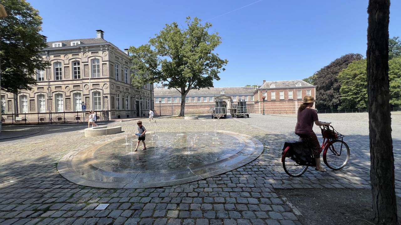 Verkoeling bij de fontein in Breda (foto: Henk Voermans).