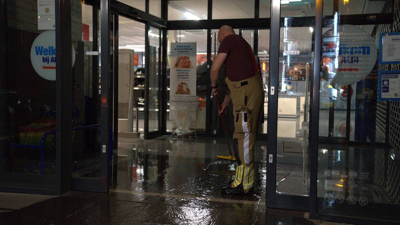 De gesprongen waterleiding werd rond kwart voor elf ontdekt (foto: Jeroen Stuve/Persbureau Heitink).
