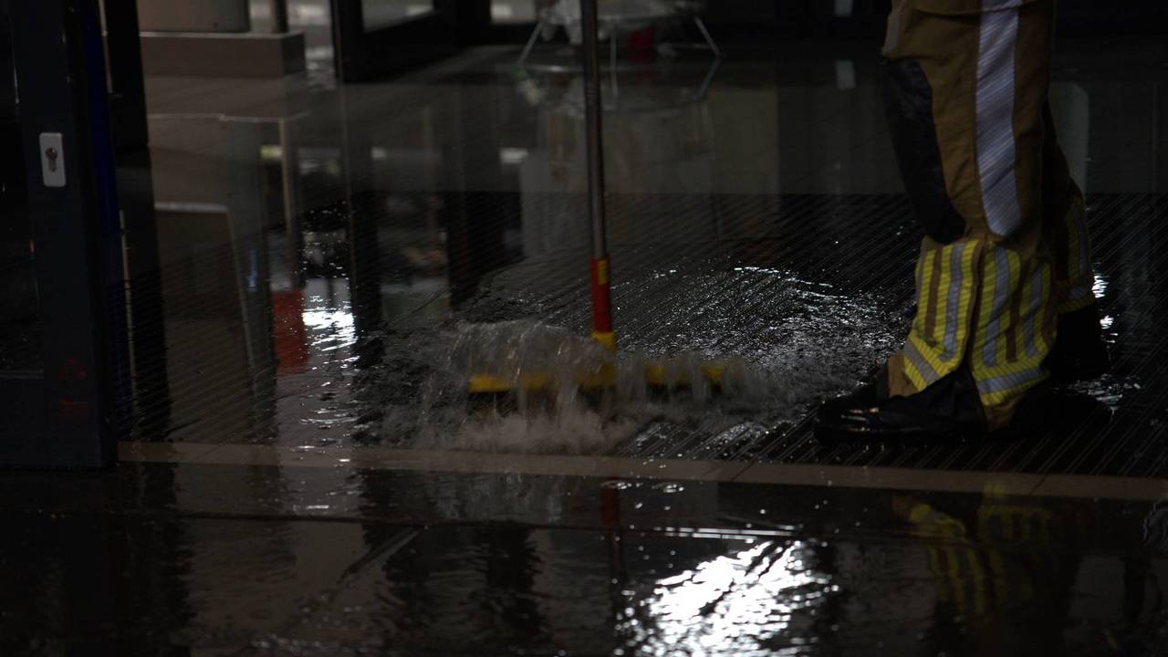 Het weg krijgen van het water was een flinke klus (foto: Jeroen Stuve/Persbureau Heitink).