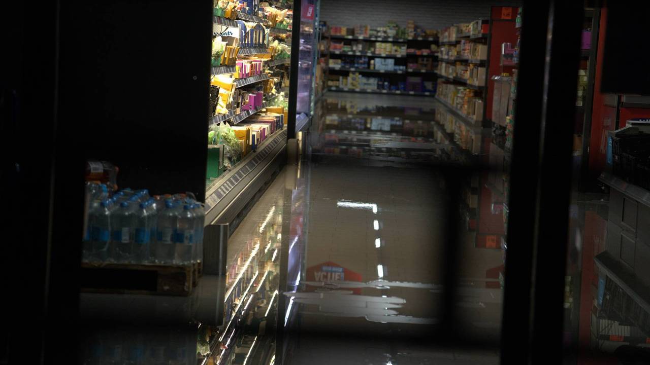 De Aldi-supermarkt aan de Zandheuvel in Oosterhout stond donderdagavond blank (foto: Jeroen Stuve/Persbureau Heitink).
