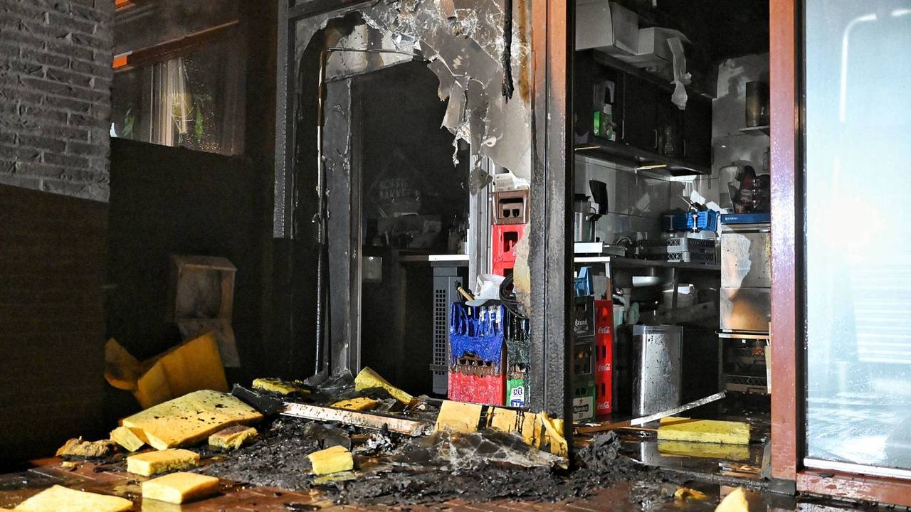 De brand in het lunchcafé in Goirle werd rond kwart over twee 's nachts ontdekt (foto: Toby de Kort/Persbureau Heitink).
