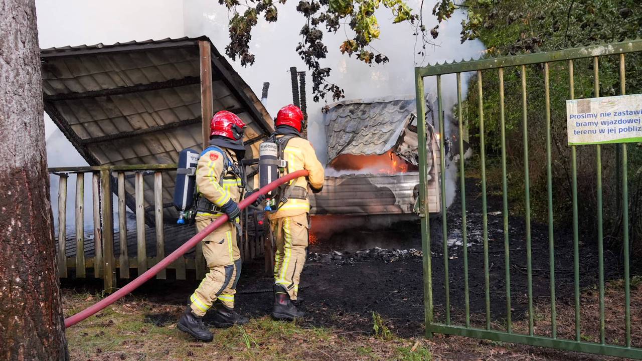 Stacaravan in lichterlaaie op Prinsenmeer in Ommel