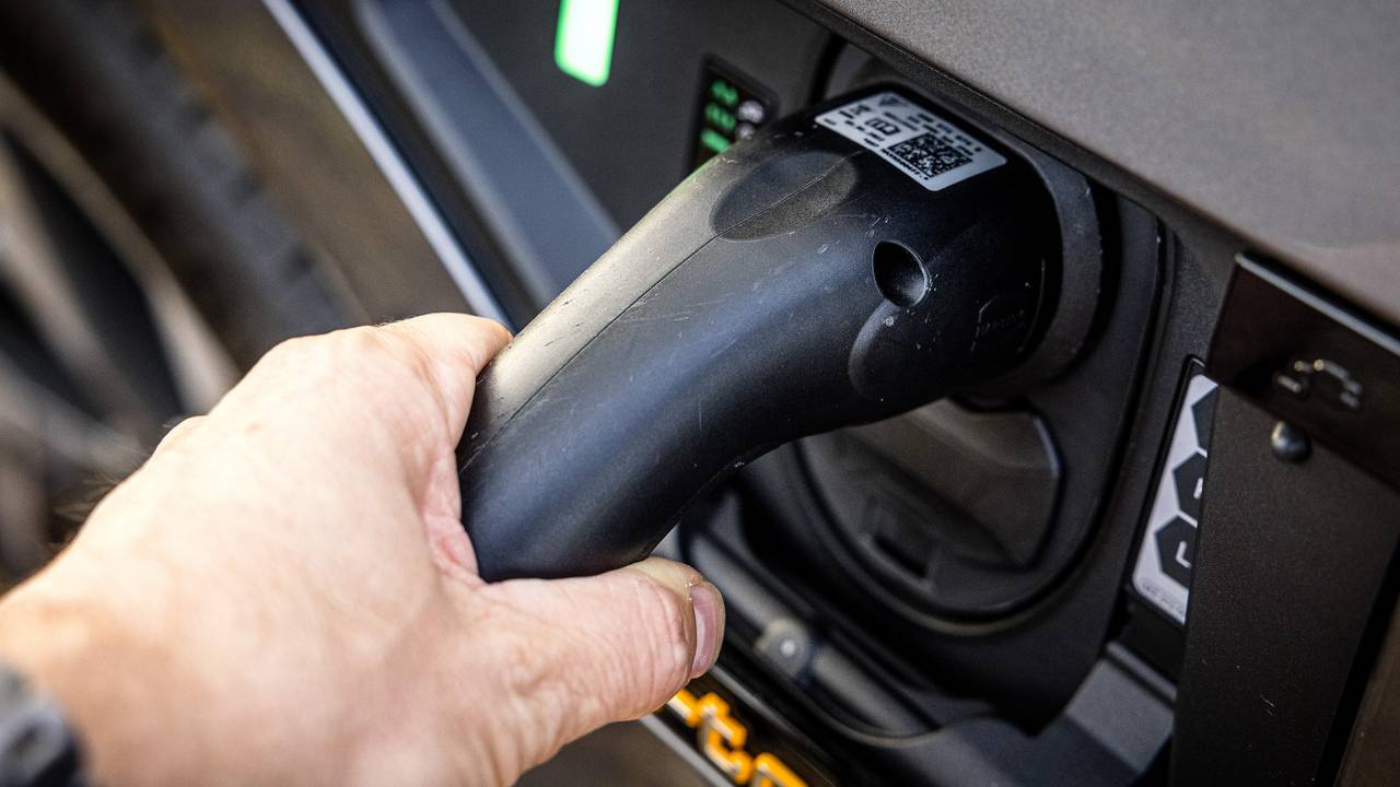 Een elektrische auto wordt opgeladen (foto: ANP 2022/Rob Engelaar).
