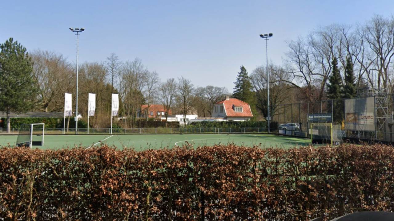 Op deze foto van Google Maps uit 2022 is goed te zien hoe dicht de buurman langs het veld woont. 