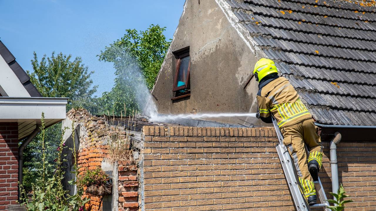 De brand op het dak was snel geblust (foto: Christian Traets/Persbureau Heitink).