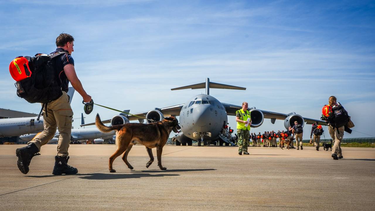 Reddingsteam vertrekt per vliegtuig naar Venezuela (foto: SQ Vision). 