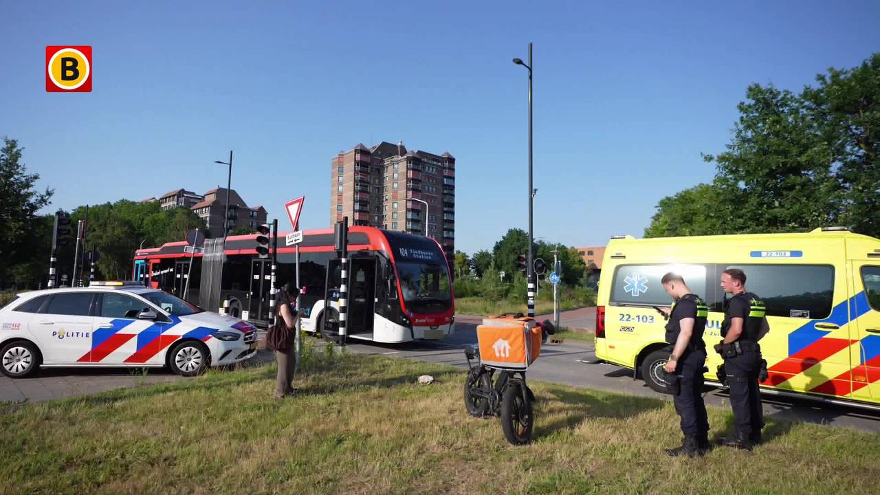 Maaltijdbezorger belandt op voorruit stadsbus bij botsing in Eindhoven