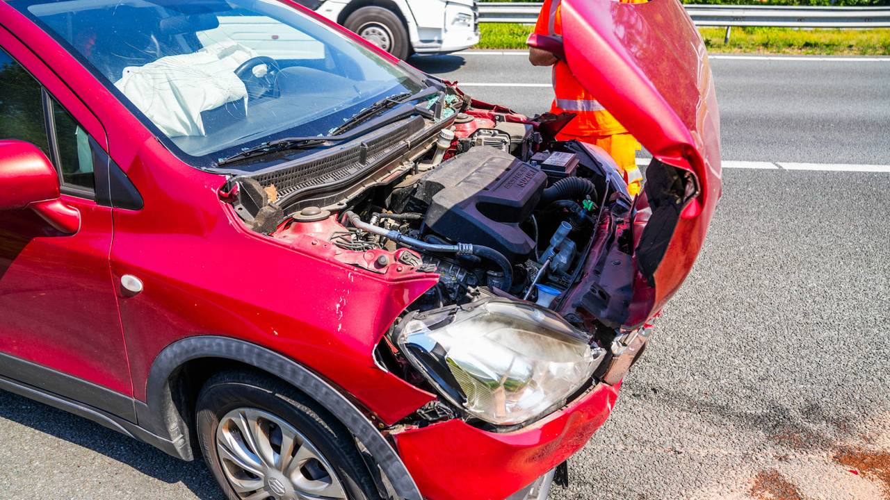 Auto's botsen op elkaar op snelweg bij Mierlo