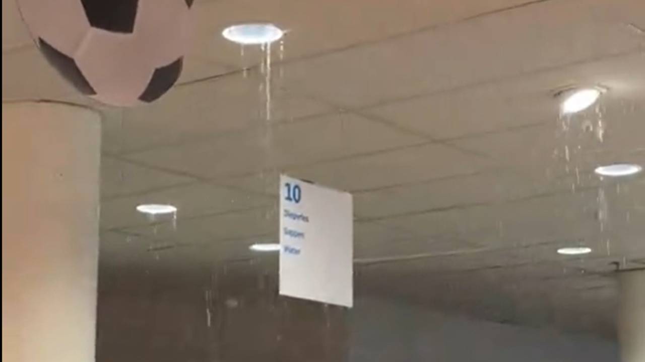 Water uit het plafond bij de Albert Heijn in Goirle (Beeld: Tiktok @gigi.h013)