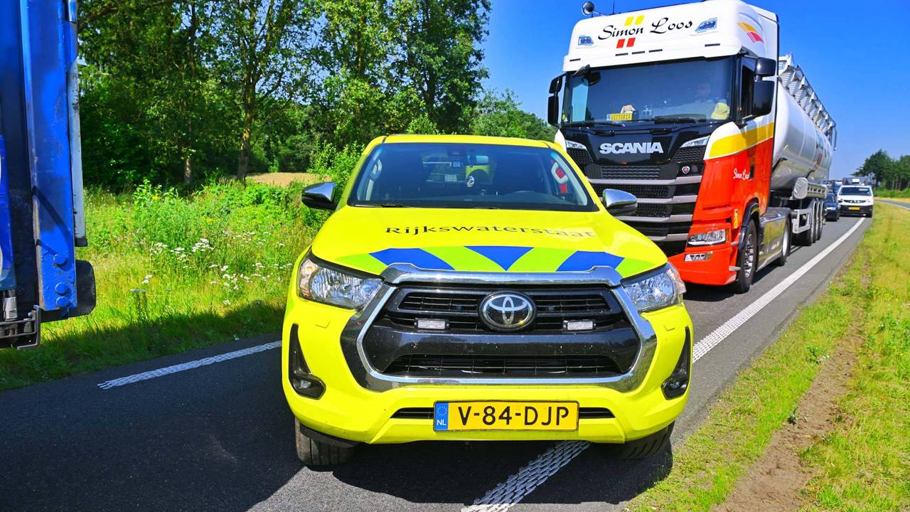 Auto vliegt over de kop in Valkenswaard (foto: Rico Vogels/Persbureau Heitink).