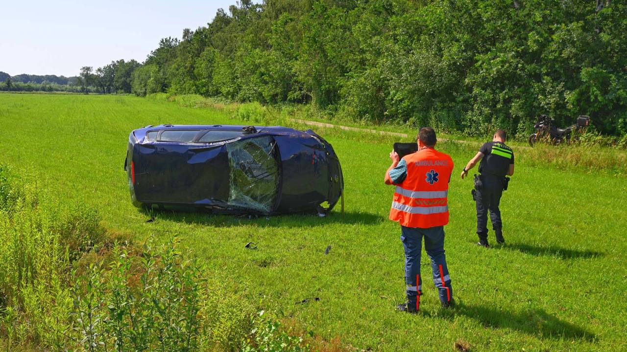 Auto vliegt over de kop in Valkenswaard (foto: Rico Vogels/Persbureau Heitink).