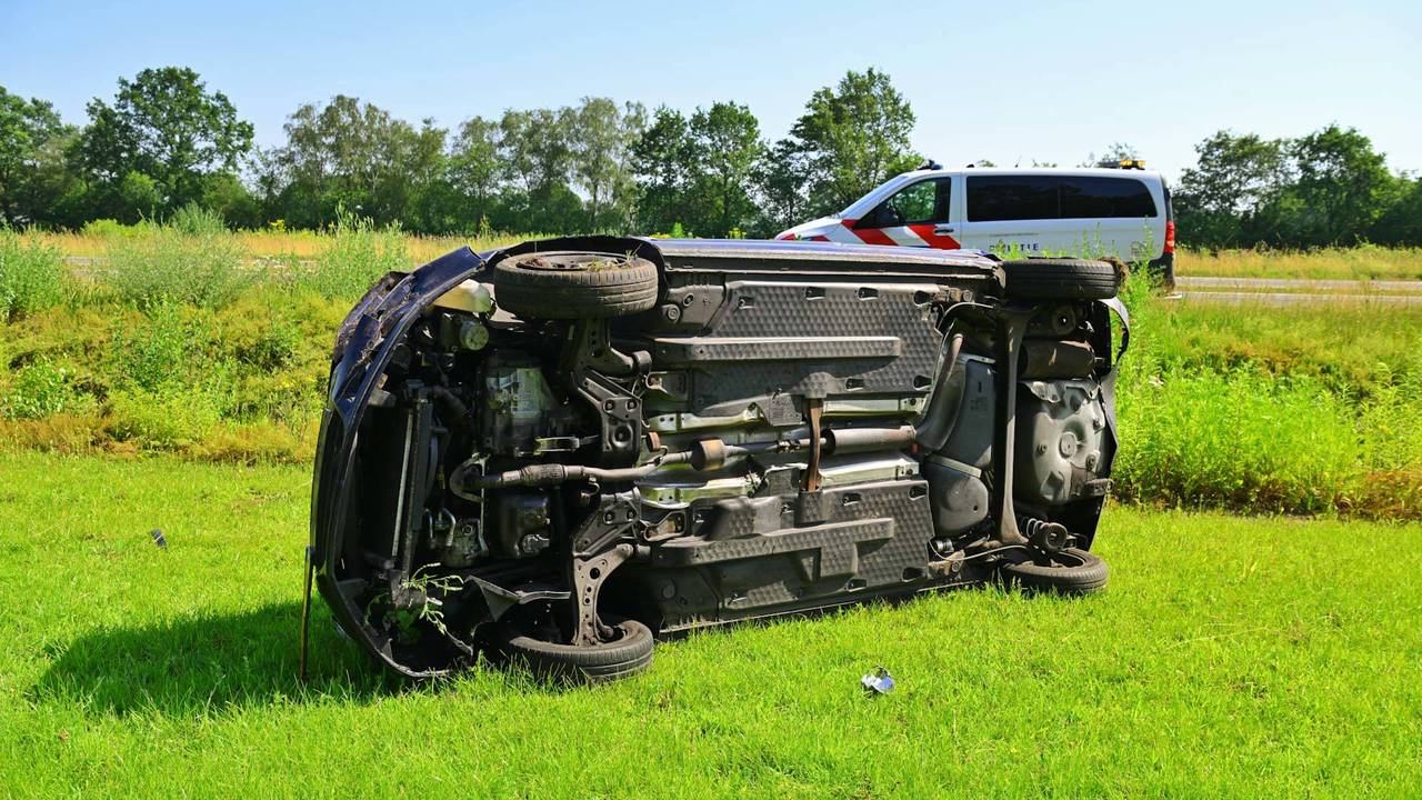 Auto vliegt over de kop in Valkenswaard, bestuurder gewond