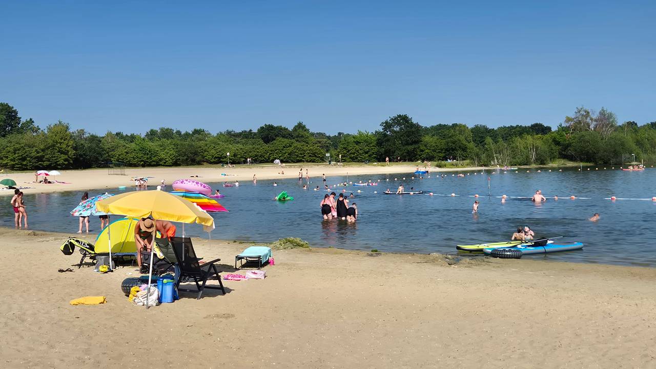 Lekker verkoeling bij De Kuilen in Langenboom (foto: Joost)..