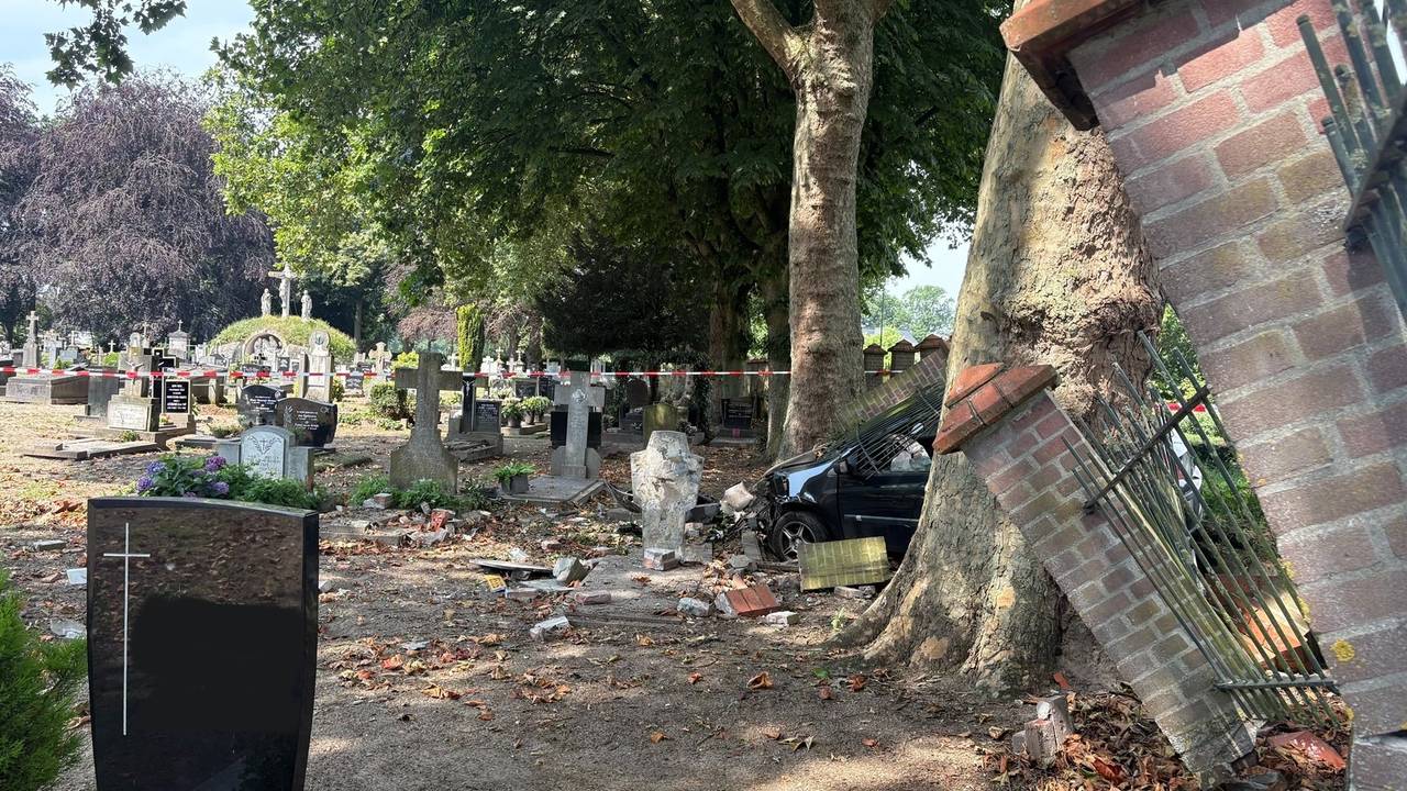 Een auto vloog in Gemert uit de bocht en belandde op het kerkhof (foto's: Omroep Brabant).