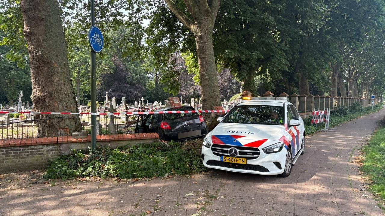 Een auto vloog in Gemert uit de bocht en belandde op het kerkhof (foto's: Omroep Brabant).