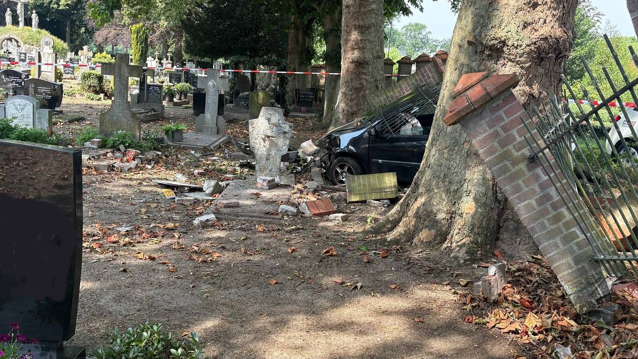 Een auto vloog in Gemert uit de bocht en belandde op het kerkhof (foto's: Omroep Brabant).