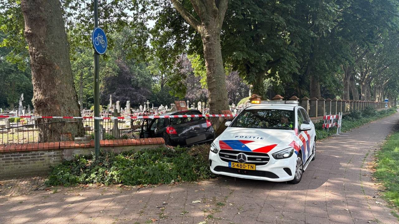 Een auto vloog in Gemert uit de bocht en belandde op het kerkhof (foto's: Omroep Brabant).