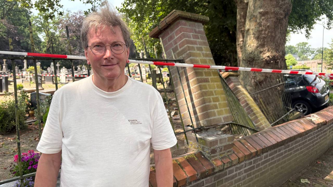 Kerkbestuurder Jos Vogels vindt het verschrikkelijk dat de graven beschadigd zijn(Foto: Imke van de Laar)