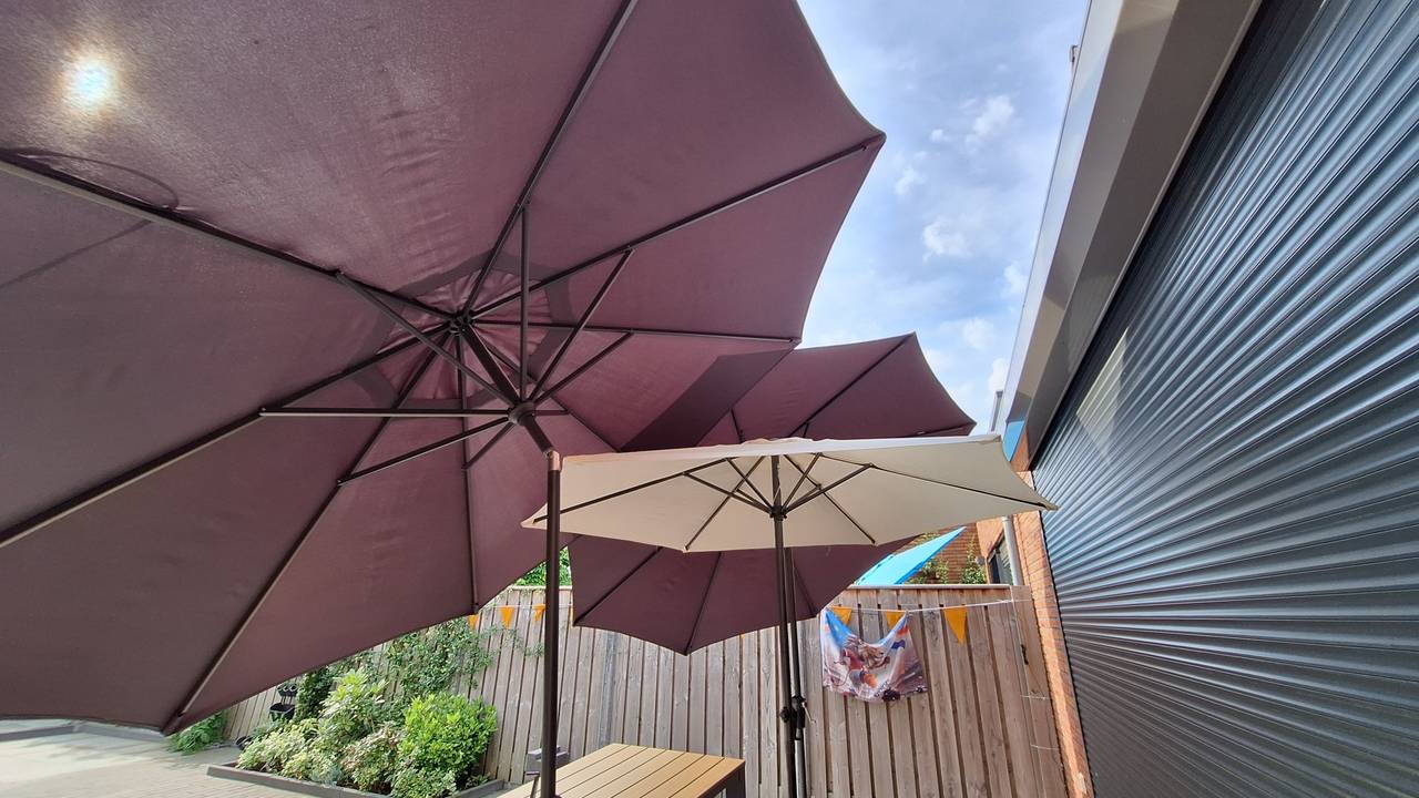 Met parasols in de tuin houdt Don zijn huis koel (foto: Don van Dongen).