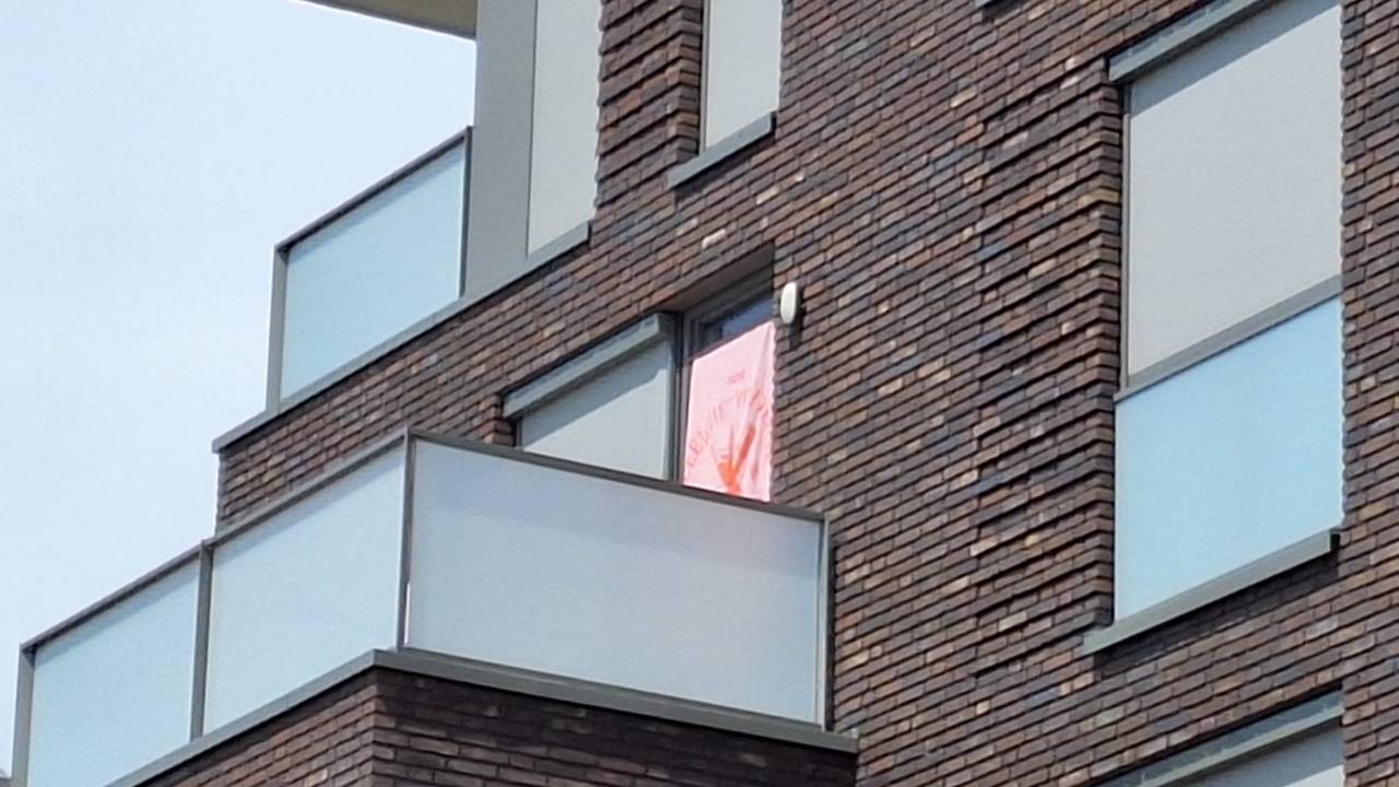 Een handdoek voor het raam en gaan (foto: Don van Dongen).