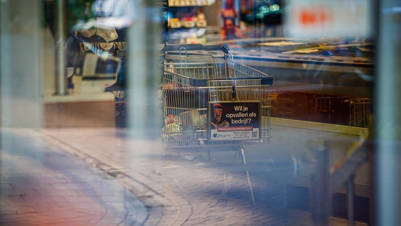 De klanten lieten in alle haast de boodschappen achter (foto: Jordi de Bruijn / SQ Vision).