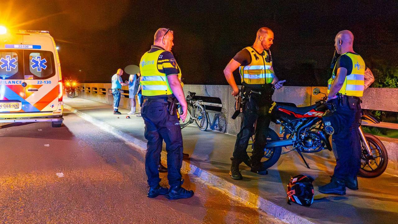 Bromfietser gewond bij val in Helmond, raakte een wandelaar met fietsen