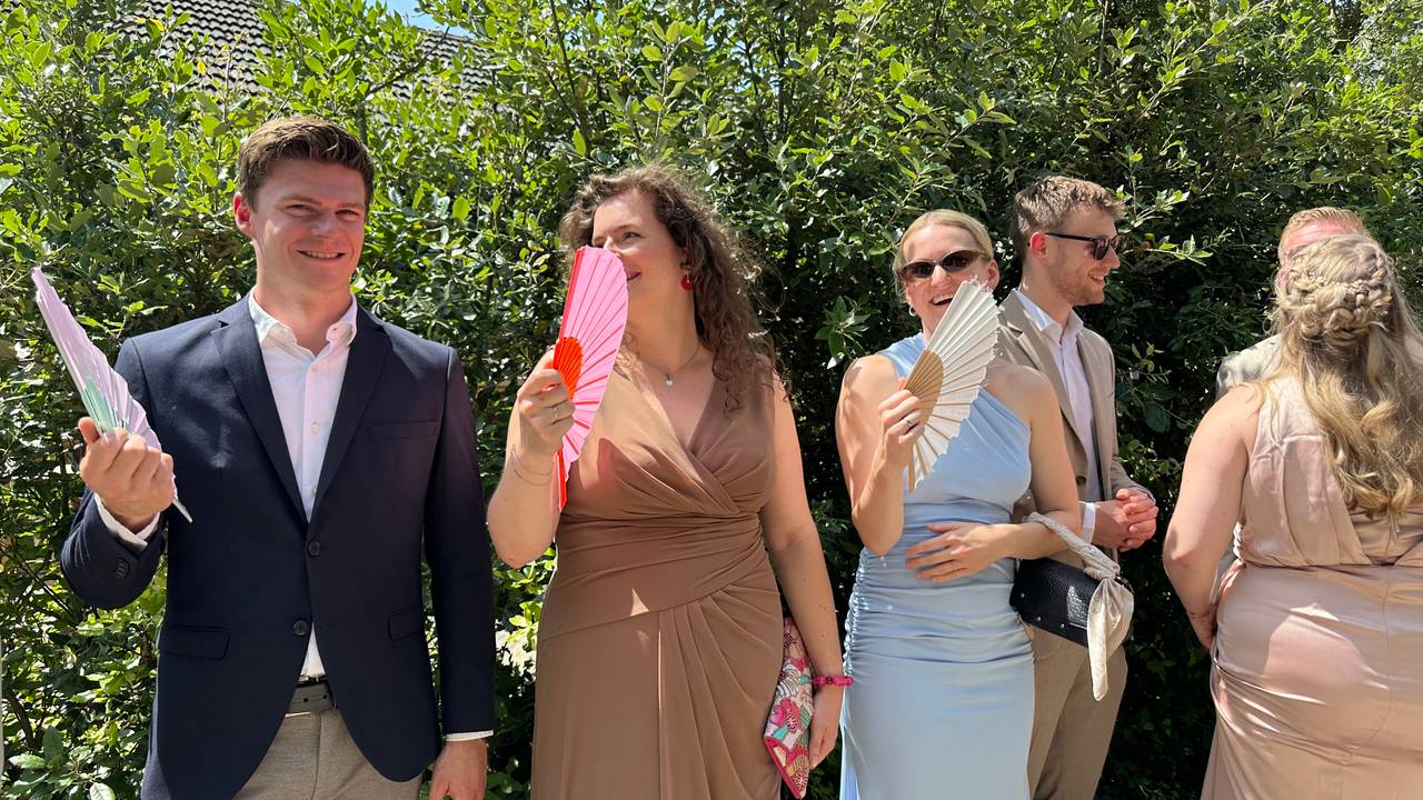 Bruilofstgasten wachten op de aankomst van het bruidspaar Wilco en Ruud (foto: Floortje Steigenga).