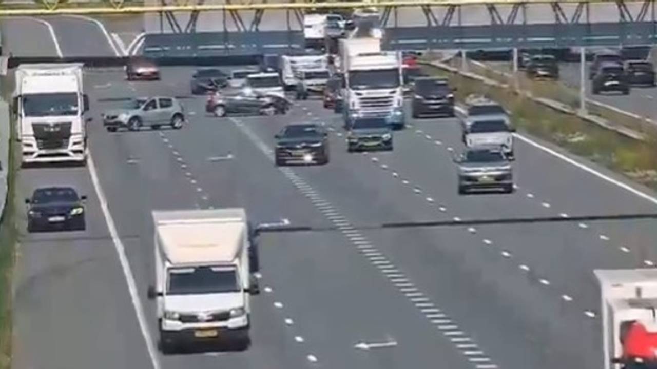 Meerdere auto's staan midden op de snelweg na de crash. (Foto: Rijkswaterstaat / X.)