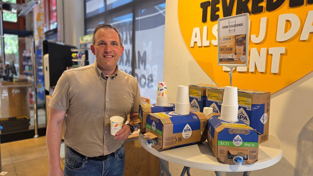 Supermarktmanager Michel de Hart zorgt voor koelte en gratis drankjes in zijn Jumbo in Schijndel (foto: Noël van Hooft).